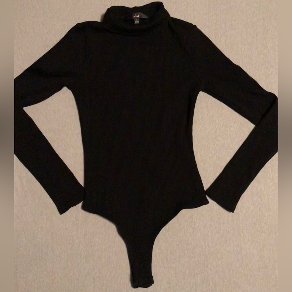 Lulu’s black turtleneck bodysuit